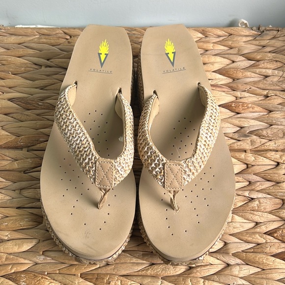 VOLATILE Canova Women's Platform Wedge Flip Flop Sandal EUC - Picture 1 of 4